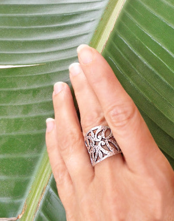 matte silver artisan cut fleur de lys ring | fashion accessories