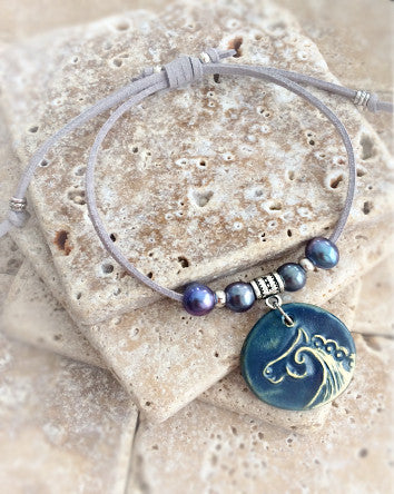 10mm quaryd bracelet with tru.gigs: black pearls, suede & free spirit charm