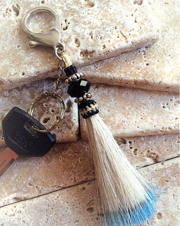 horse hair keypers™ keyholder — white with coral dip