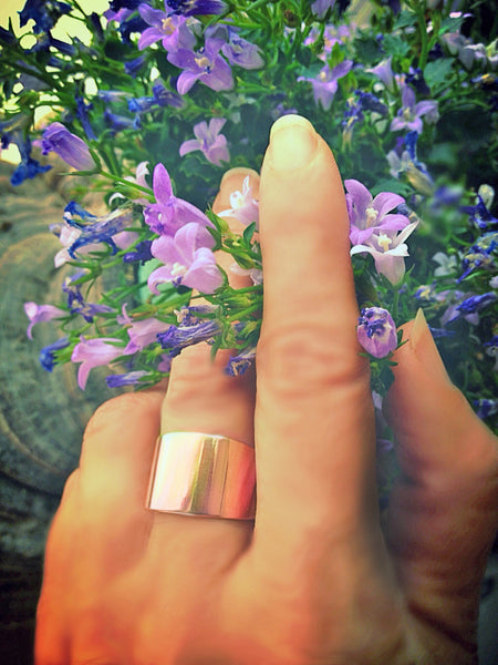 muted rose gold wide shimmer ring | fashion accessories