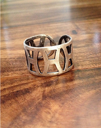 quaryd metal ring—matte silver distressed geometric pattern-feature