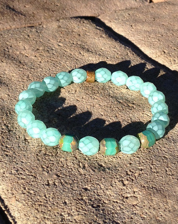 quaryd 8mm bracelet in mint frosted crystal with turquoise picasso-feature with tru.gigs