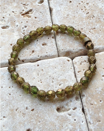 quaryd 6mm bracelet in olivine gold leaf picasso crystal-feature