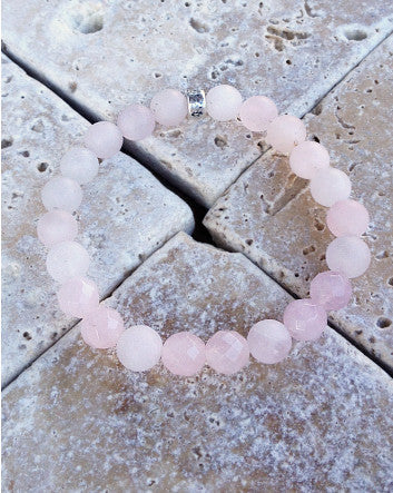 quaryd 8mm bracelet in frosted rose quartz